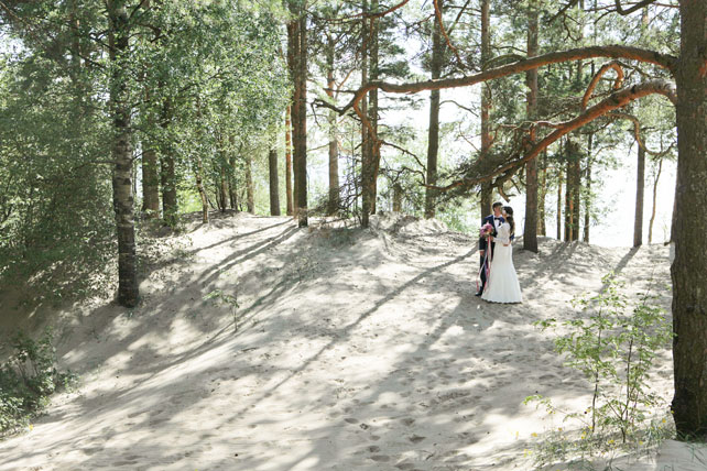 Путешествие на край света, жених и невеста в лесу
