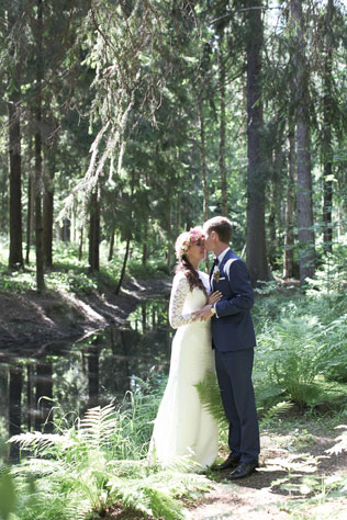 Путешествие на край света, жених и невеста у пруда