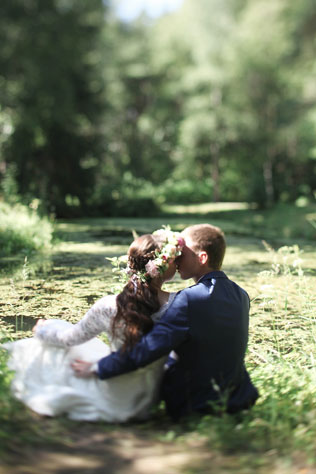 Путешествие на край света, жених и невеста у пруда