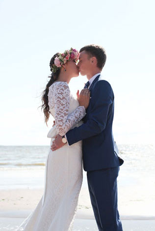 Путешествие на край света, жених и невеста на берегу