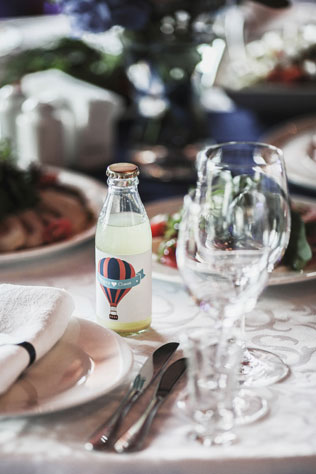 Путешествие на край света, лимонад на столе 