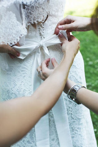 Путешествие на край света, шнуровка платья невесты