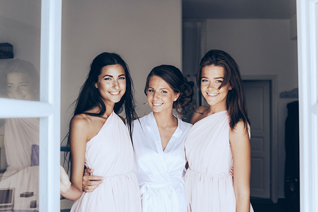 На краю света, невеста с подружками