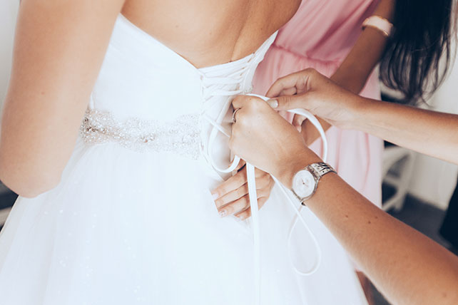 На краю света, шнуровка платья невесты