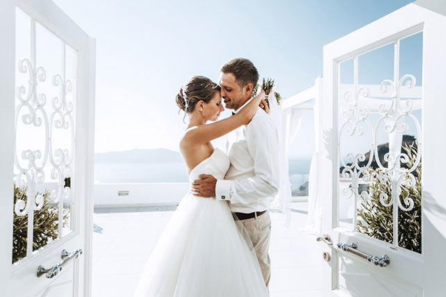 На краю света, жених и невеста на балконе