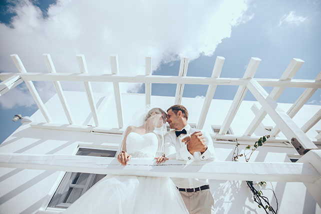 На краю света, жених и невеста на балконе
