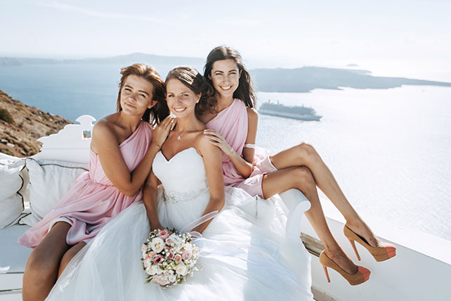 На краю света, невеста и подружки