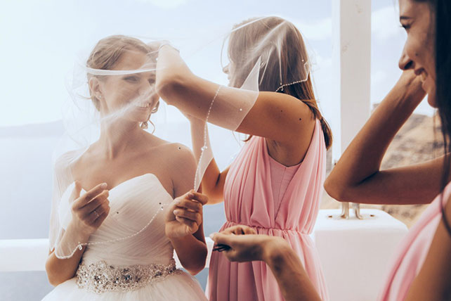 На краю света, подружки невесты надевают фату