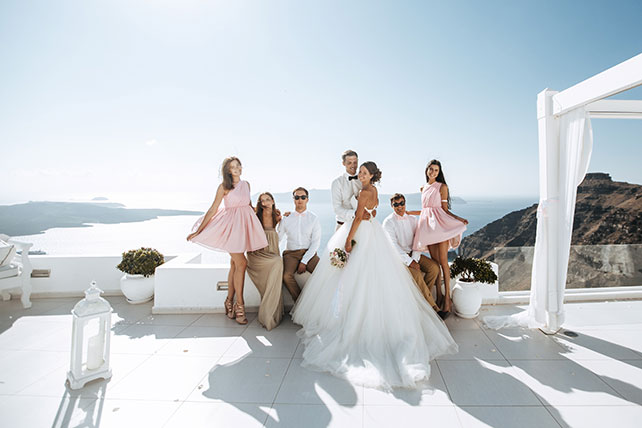 На краю света, жених и невеста с друзьями