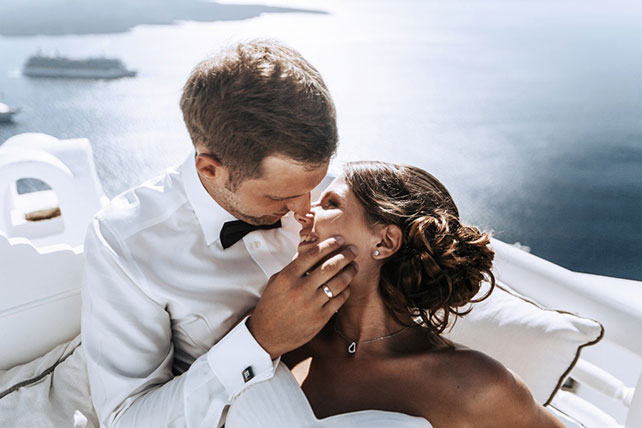 На краю света, жених и невеста на диване с видом на море