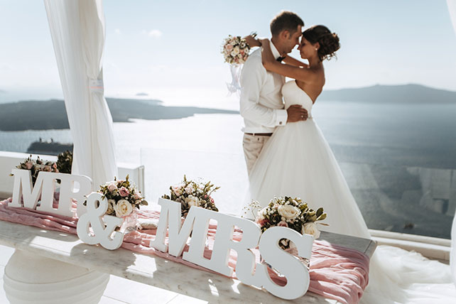 На краю света, жених и невеста с объемными буквами