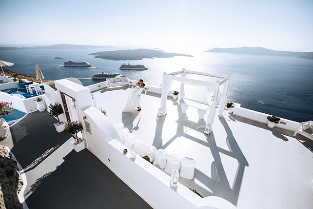 На краю света, жених и невеста у свадебной арки