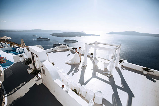 На краю света, жених и невеста у свадебной арки