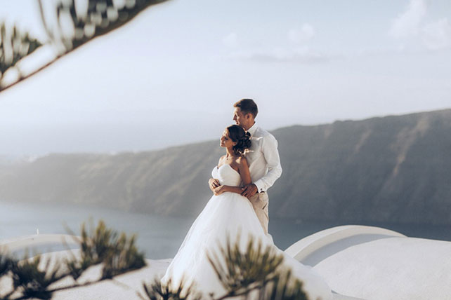На краю света, жених и невеста на фоне гор и моря