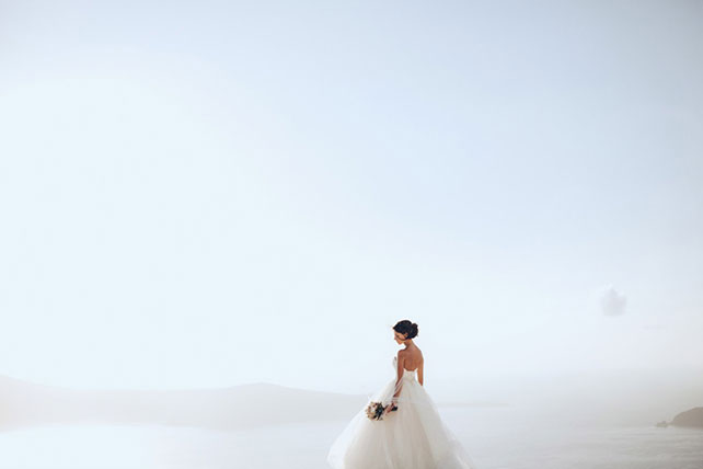 На краю света, невеста на фоне моря