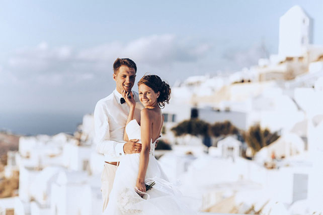 На краю света, жених и невеста на фоне города