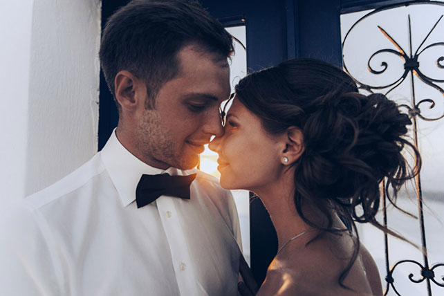 На краю света, жених и невеста на закате