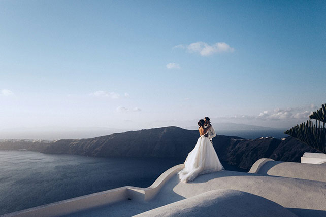 На краю света, жених и невеста на белой крыше