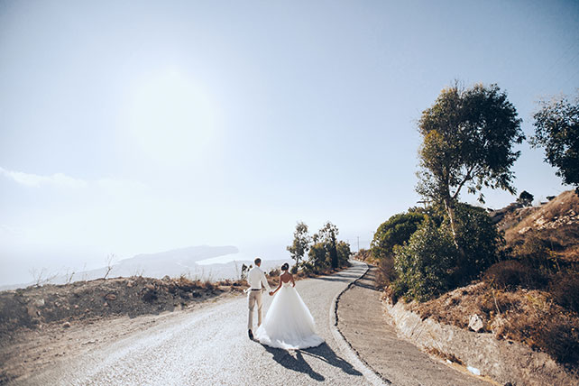 На краю света, жених и невеста поднимаются по дороге