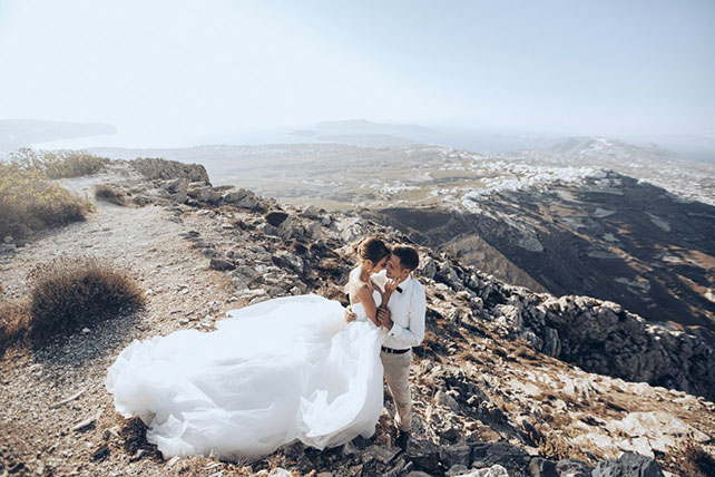 На краю света, жених и невеста в горах