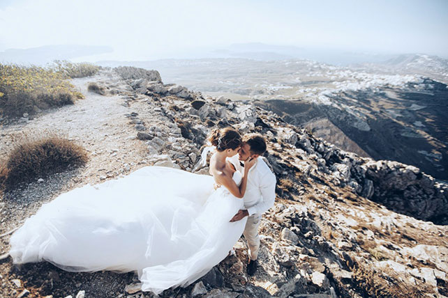 На краю света, жених и невеста в горах