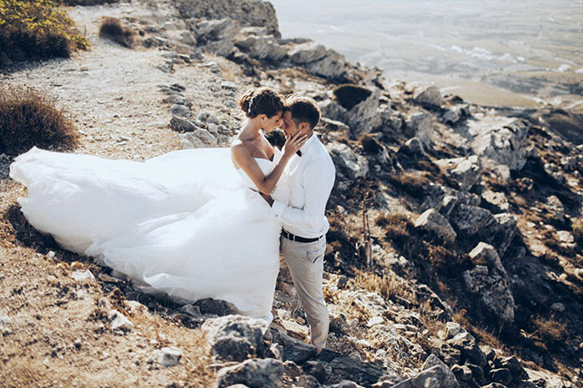 На краю света, жених и невеста в горах