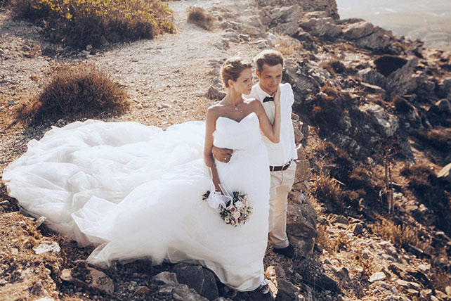 На краю света, жених и невеста в горах