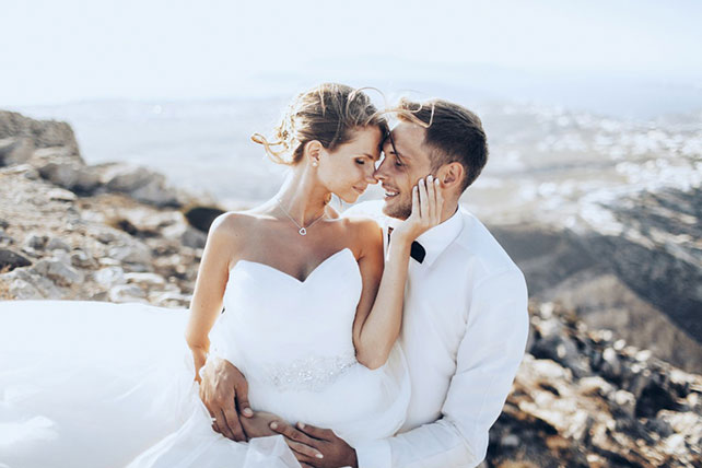 На краю света, жених и невеста в горах