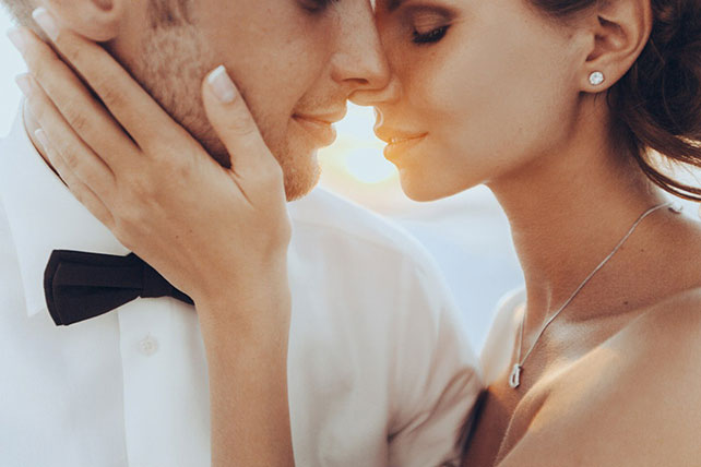 На краю света, жених и невеста на закате