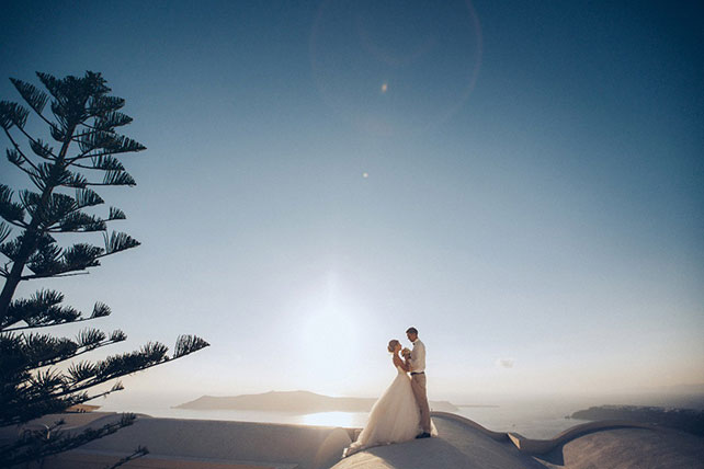 На краю света, жених и невеста на крыше