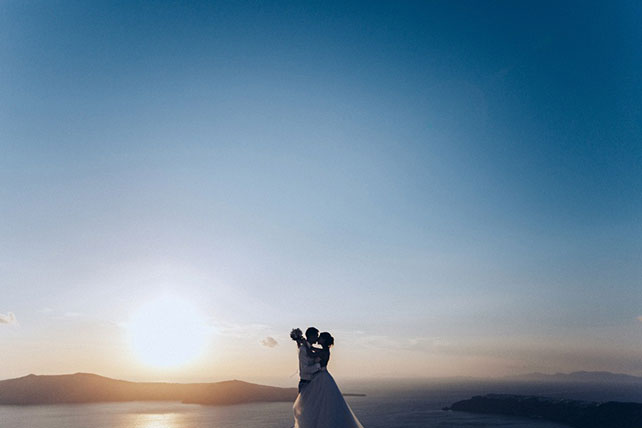 На краю света, жених и невеста на закате