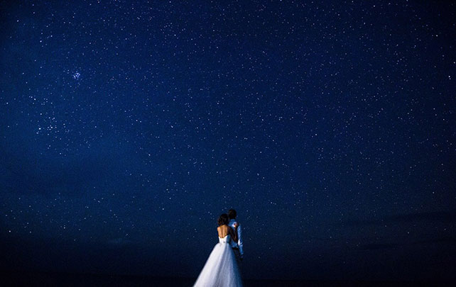 На краю света, жених и невеста и звездное небо