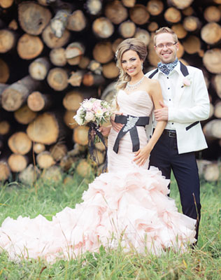 небесная свадьба с воздушными шарами, жених и невеста