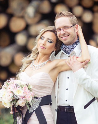 небесная свадьба с воздушными шарами, жених и невеста