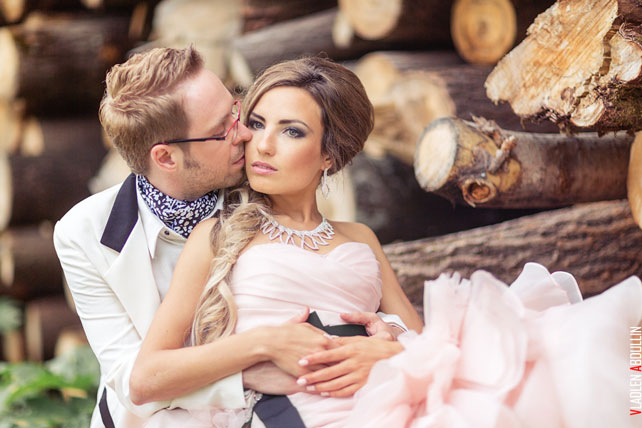 небесная свадьба с воздушными шарами, жених и невеста