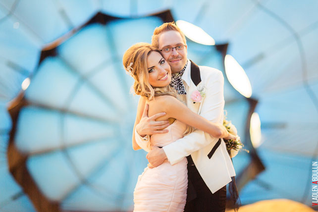 небесная свадьба с воздушными шарами, жених и невеста