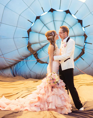 небесная свадьба с воздушными шарами, жених и невеста