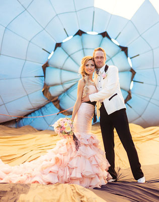 небесная свадьба с воздушными шарами, жених и невеста