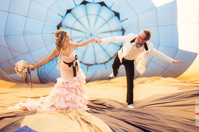 небесная свадьба с воздушными шарами, жених и невеста