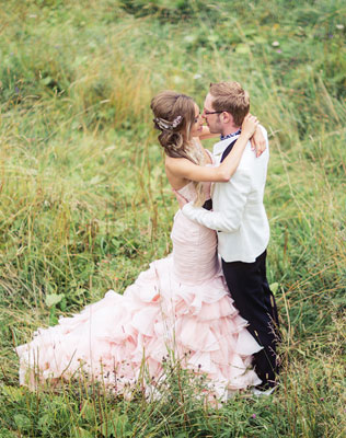 небесная свадьба с воздушными шарами, жених и невеста