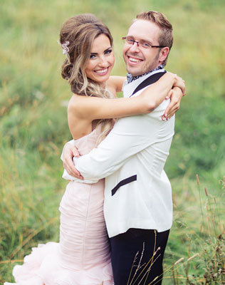 небесная свадьба с воздушными шарами, жених и невеста