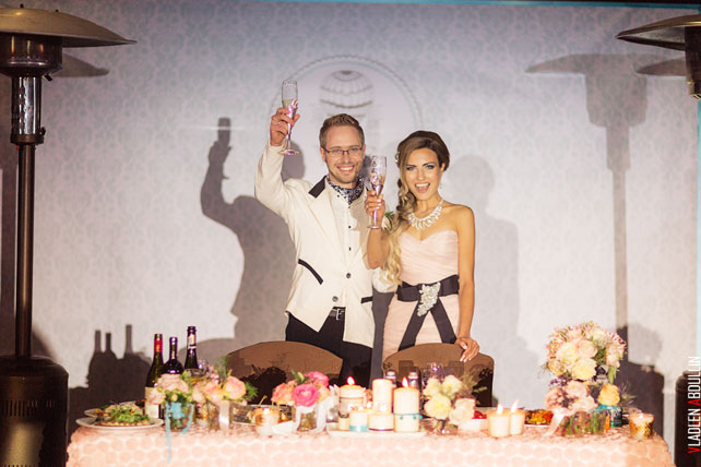 небесная свадьба с воздушными шарами, жених и невеста