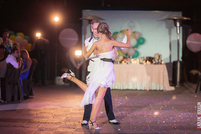 небесная свадьба с воздушными шарами, танец молодоженов