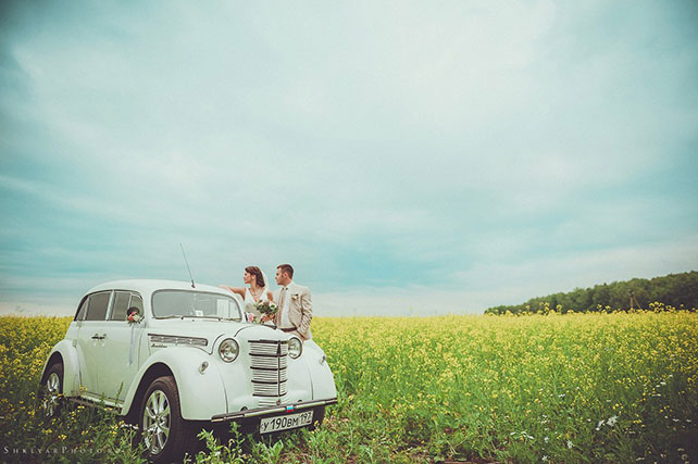 Нежность в розовом цвете, жених и невеста у свадебного автомобиля