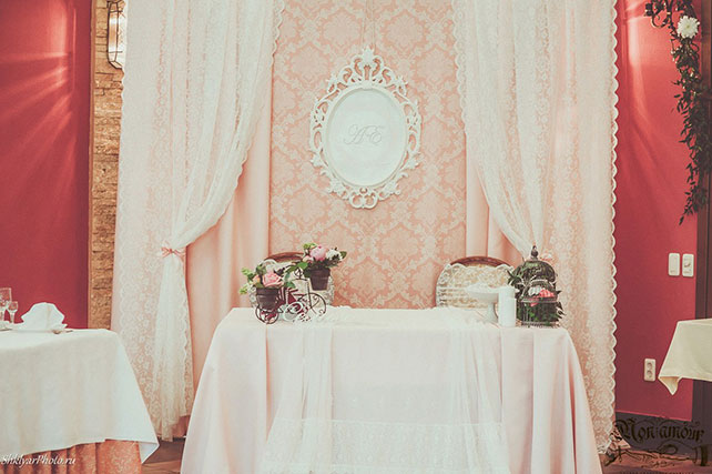 Нежность в розовом цвете, стол молодожен