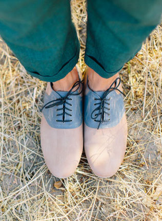 нежная свадьба в стиле рустик, туфли жениха