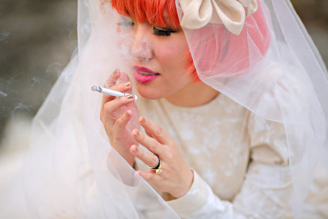 необычная и яркая современная свадьба, невеста с подружками