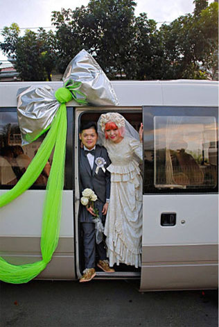 необычная и яркая современная свадьба, детали, машина