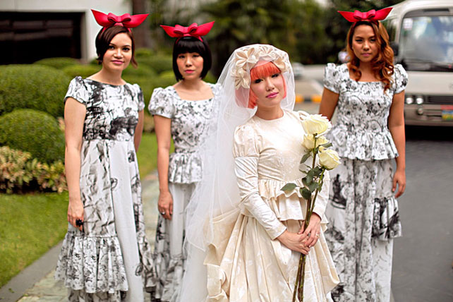 необычная и яркая современная свадьба, невеста с подружками