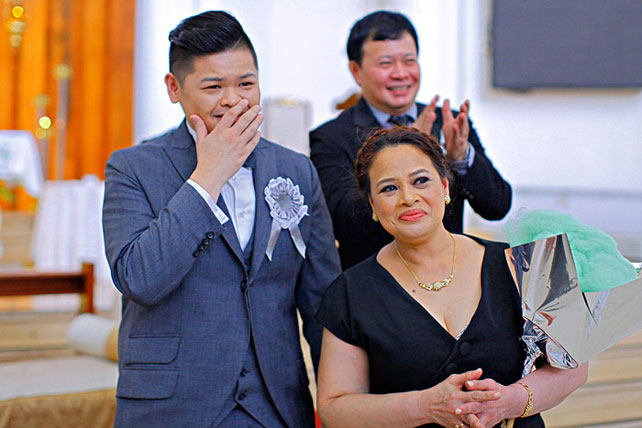 необычная и яркая свадьба, невеста идёт по проходу